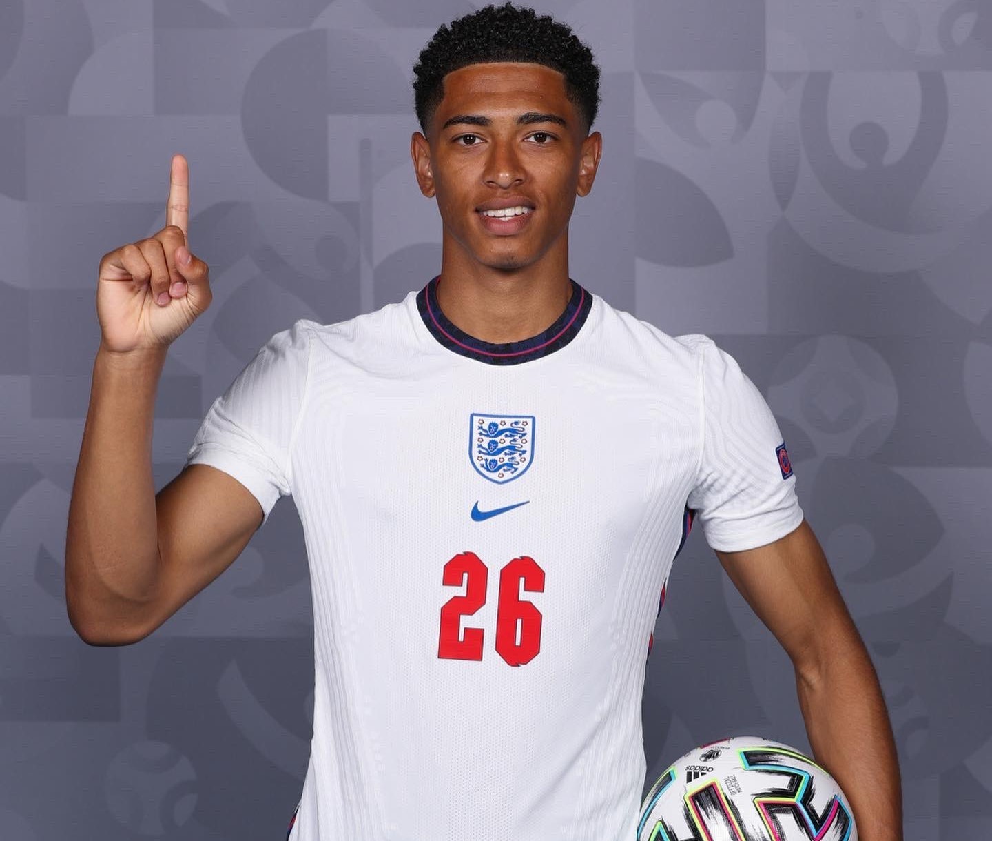 青岛海牛：李霄鹏未与球队告别，近期会根据明年情况与其谈续约（青岛海牛：李霄鹏尚未与球队告别，续约将依据明年形势近期商谈）