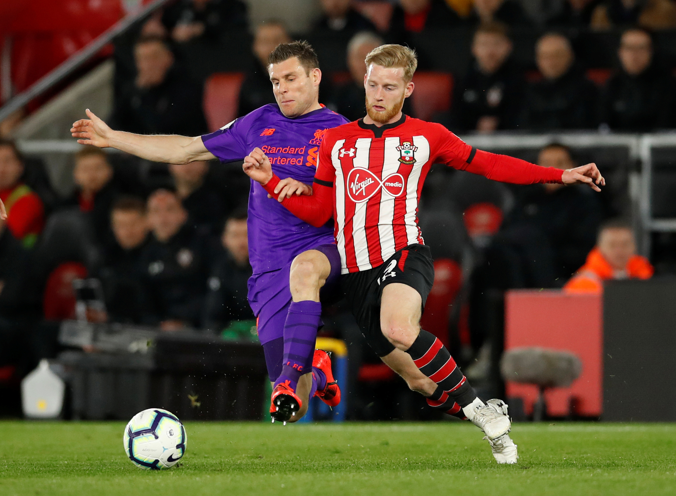 巴甲福塔莱萨门将在4名队友提醒下未注意身后对手，开球时遭抢断丢球（巴甲福塔莱萨门将忽略四队友提醒，开球被身后抢断致丢球）