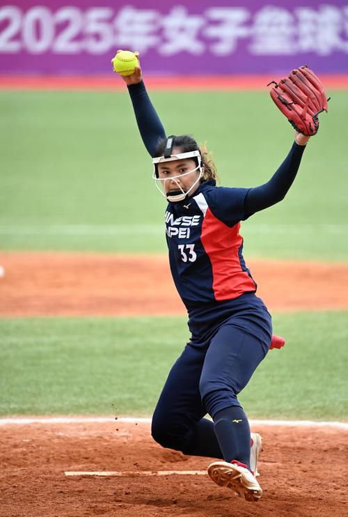 足球巴萨高层称将坚定走年轻化路线（巴萨高层表态：将坚定推进年轻化战略）