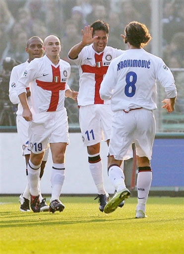 皇家马德里在圣马梅斯胜利后的录像：激情与荣耀的完美展现（皇马圣马梅斯凯旋视频：热血与荣光的极致呈现）