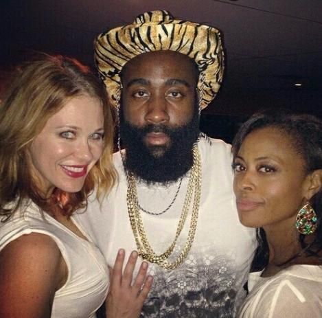 王洪亮：美国巴西身体强太多；若早跟她们踢热身赛或许会好些（王洪亮：美国、巴西对抗强度占优；若早安排热身赛或可改善表现）