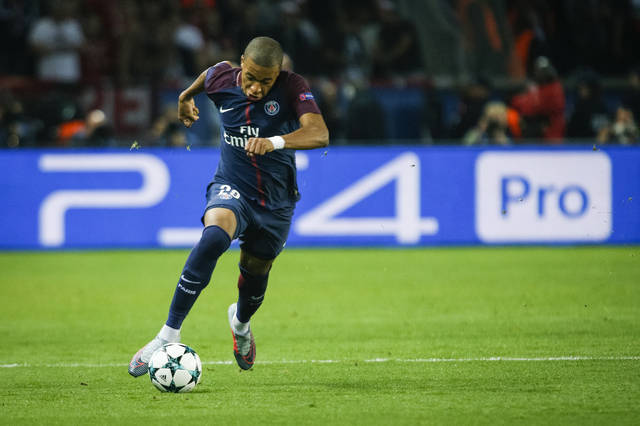 替补登场立功 主帅换人奏效（替补建功 主帅调度见效）